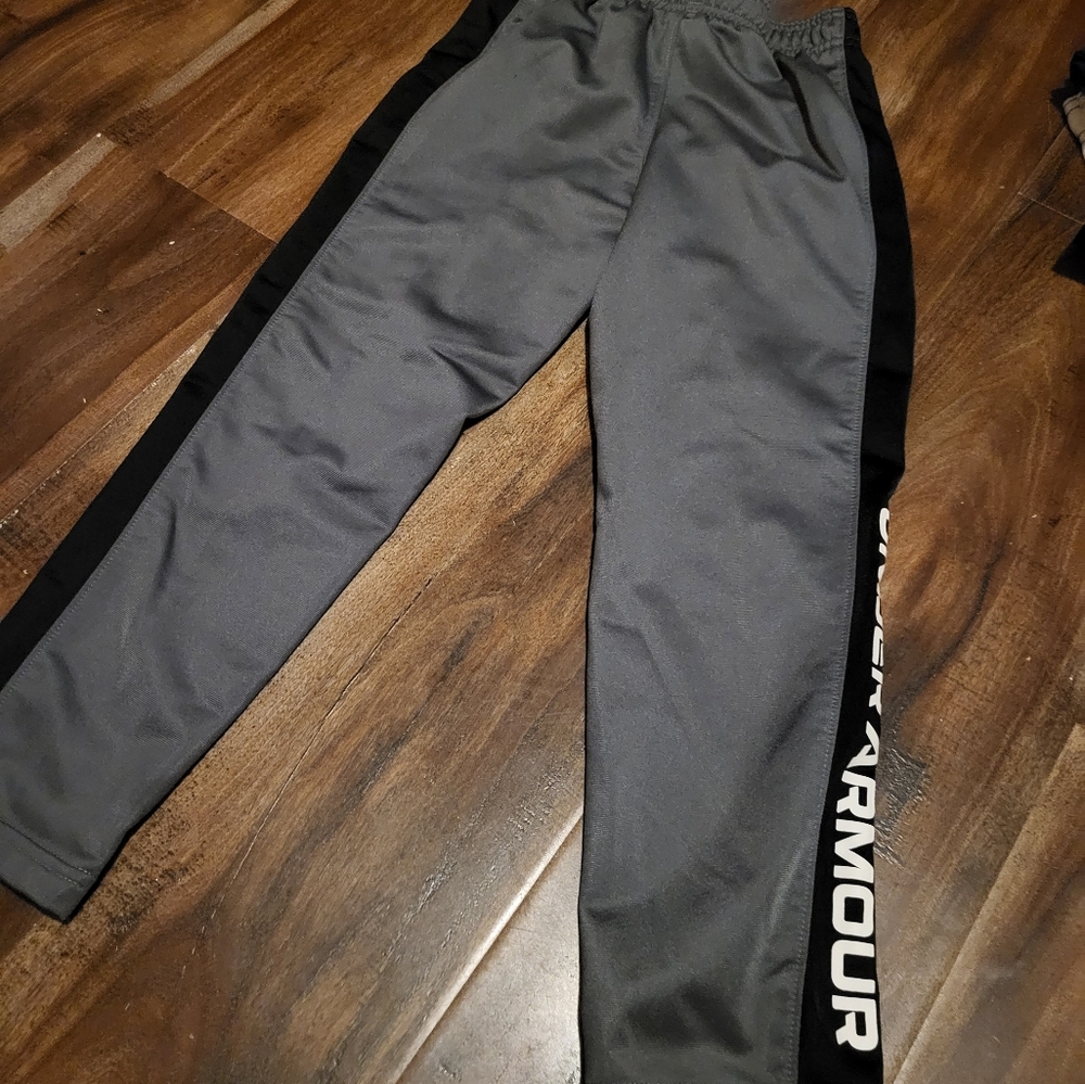 Size 6 under armour jogger pants for kids